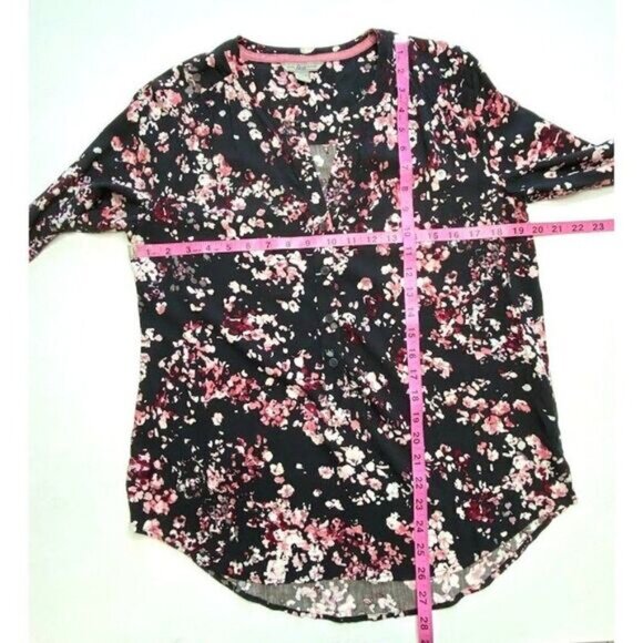 Womens BASS Split Neck Roll Tab Black Pink Floral Rayon Top Small - Picture 4 of 8
